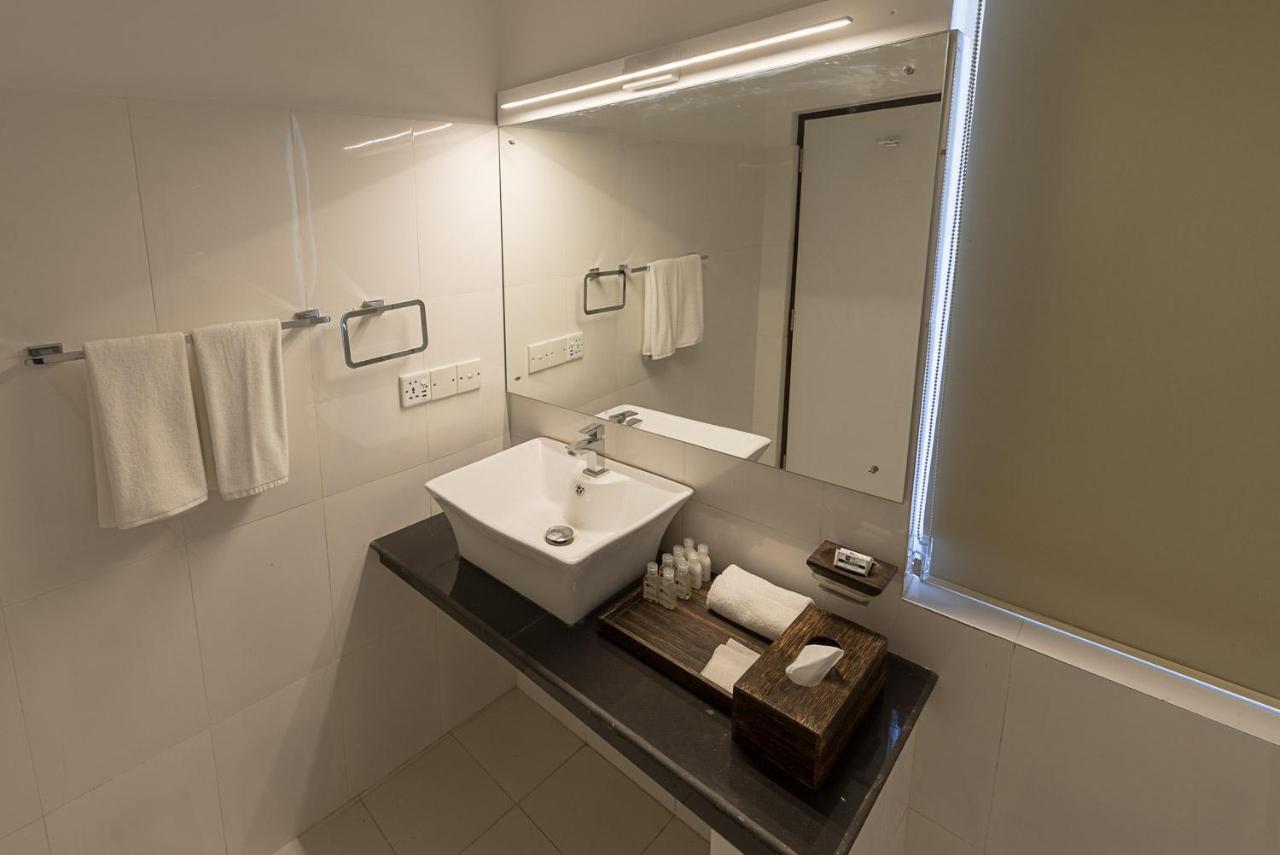 Pearl Royal Hotel, Коломбо Екстериор снимка